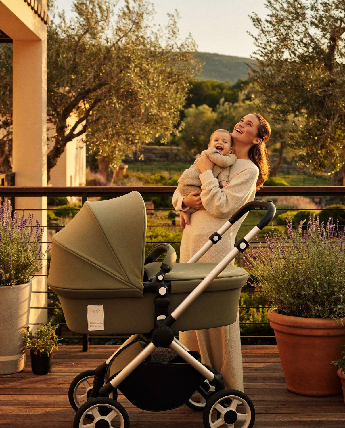Maman, bébé et landau sur la terrasse — EazyLifeStore